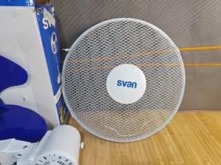 Svan Ventilador de Pie Blanco y Azul 16", 40W, SVP