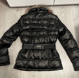 Chaqueta acolchada negra con cuello de pelo