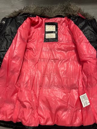 Chaqueta acolchada negra con cuello de pelo