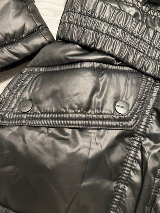 Chaqueta acolchada negra con cuello de pelo