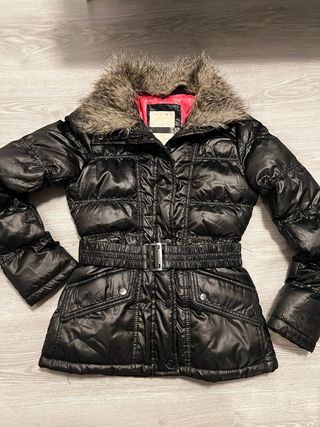 Chaqueta acolchada negra con cuello de pelo