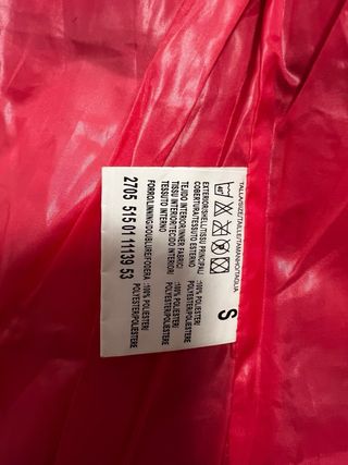 Chaqueta acolchada negra con cuello de pelo