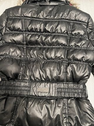 Chaqueta acolchada negra con cuello de pelo