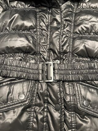 Chaqueta acolchada negra con cuello de pelo