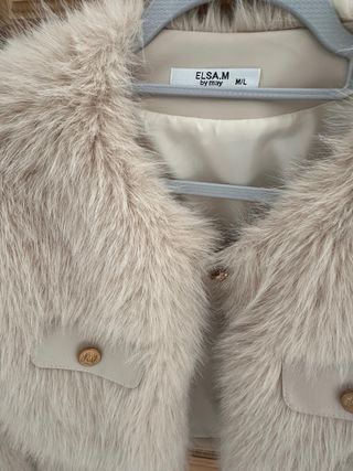 Chaqueta pelo beige botones dorados T. M/L