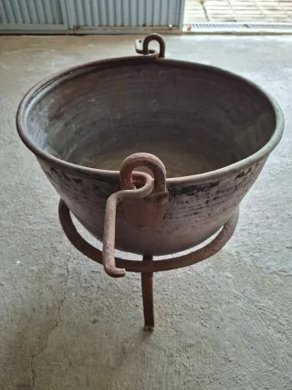 Caldero antiguo decorativo