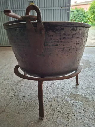 Caldero antiguo decorativo