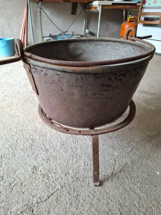 Caldero antiguo decorativo