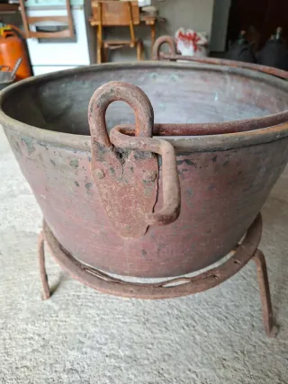 Caldero antiguo decorativo