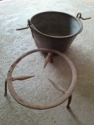 Caldero antiguo decorativo