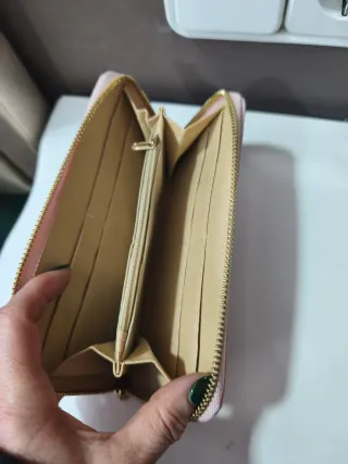 Billetera de mujer rosa con textura