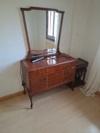Cómoda de madera con espejo