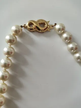 Collar de perlas con cierre dorado