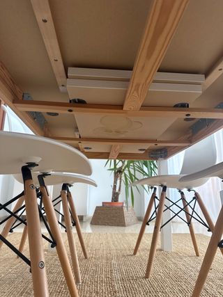 Mesa extensible y 4 sillas blancas