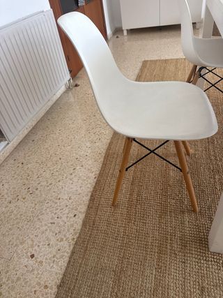 Mesa extensible y 4 sillas blancas