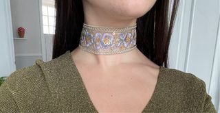 Gargantilla floral bordada dorada y lila