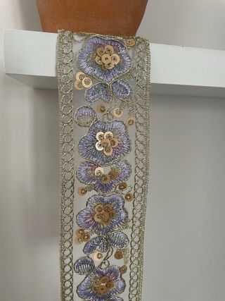 Gargantilla floral bordada dorada y lila