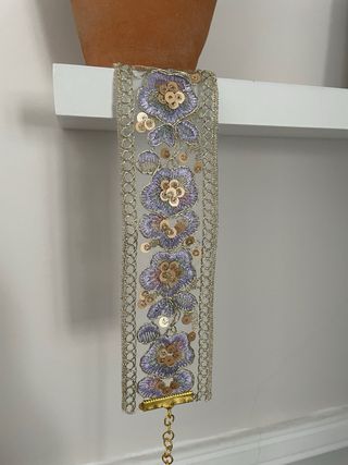 Gargantilla floral bordada dorada y lila