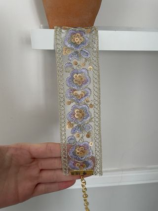 Gargantilla floral bordada dorada y lila