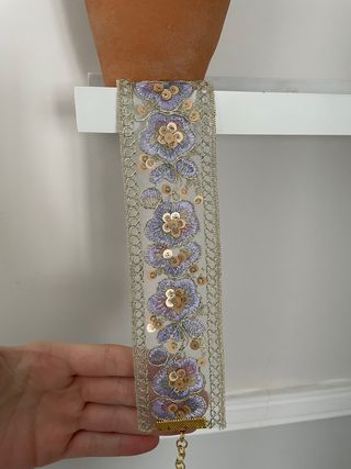 Gargantilla floral bordada dorada y lila