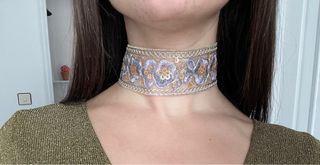 Gargantilla floral bordada dorada y lila