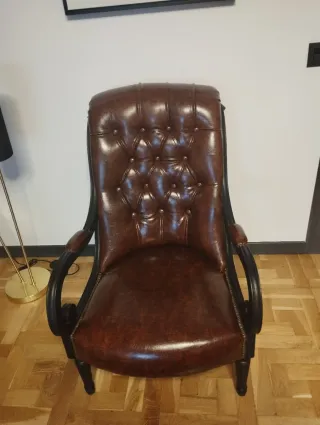 Vitrina de madera y sillón de piel