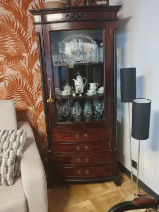 Vitrina de madera y sillón de piel