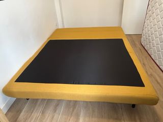 Sofá cama amarillo de tela