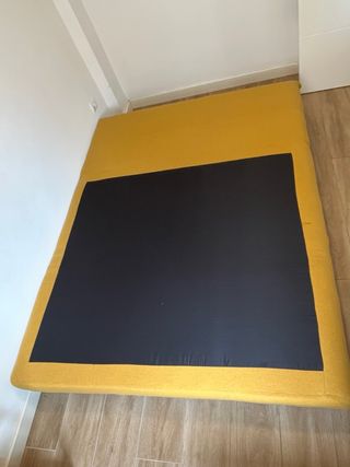 Sofá cama amarillo de tela