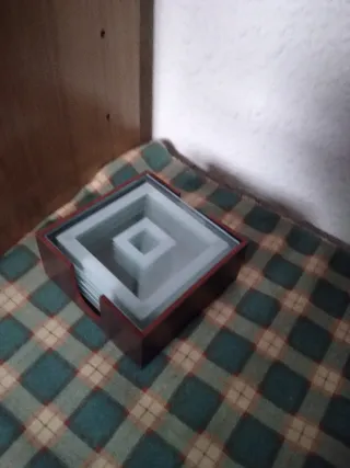 Juego de posavasos de madera y cristal