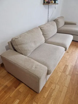 Sofá esquinero beige 3 plazas + puff