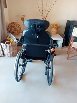 Silla de ruedas negra