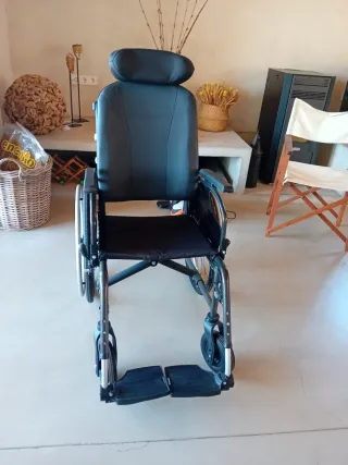 Silla de ruedas negra