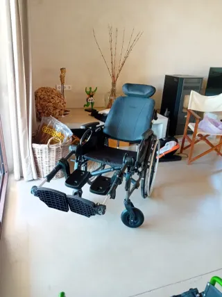 Silla de ruedas negra