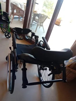 Silla de ruedas negra