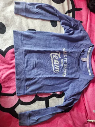 Sudadera morada con estampado