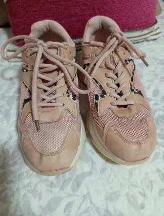 Deportivas rosas con estampado animal