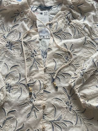Camisa Zara bordada floral beige