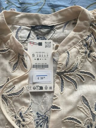 Camisa Zara bordada floral beige