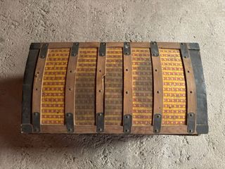 Baúl antiguo de madera y metal
