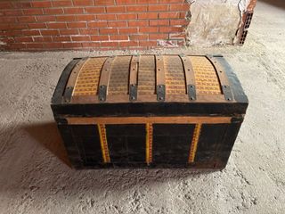 Baúl antiguo de madera y metal