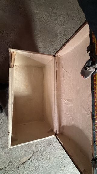 Baúl antiguo de madera y metal