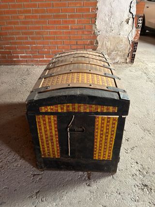 Baúl antiguo de madera y metal