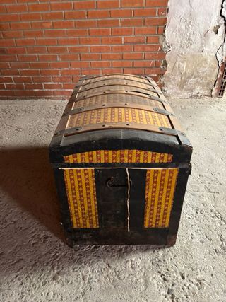 Baúl antiguo de madera y metal