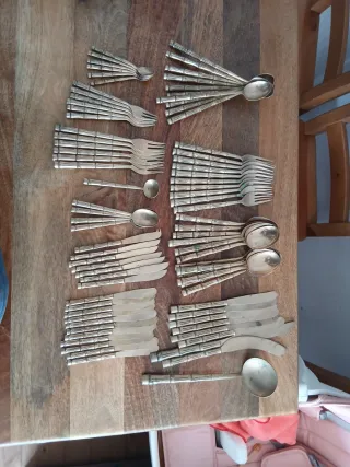 Juego de cubiertos de plata