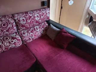 Sofá chaise longue burdeos tela y polipiel