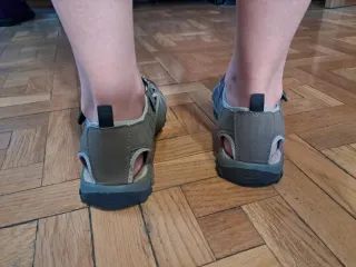 Sandalias de montaña grises