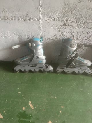 Patines en línea plateados y azules