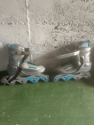 Patines en línea plateados y azules