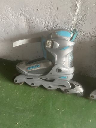 Patines en línea plateados y azules